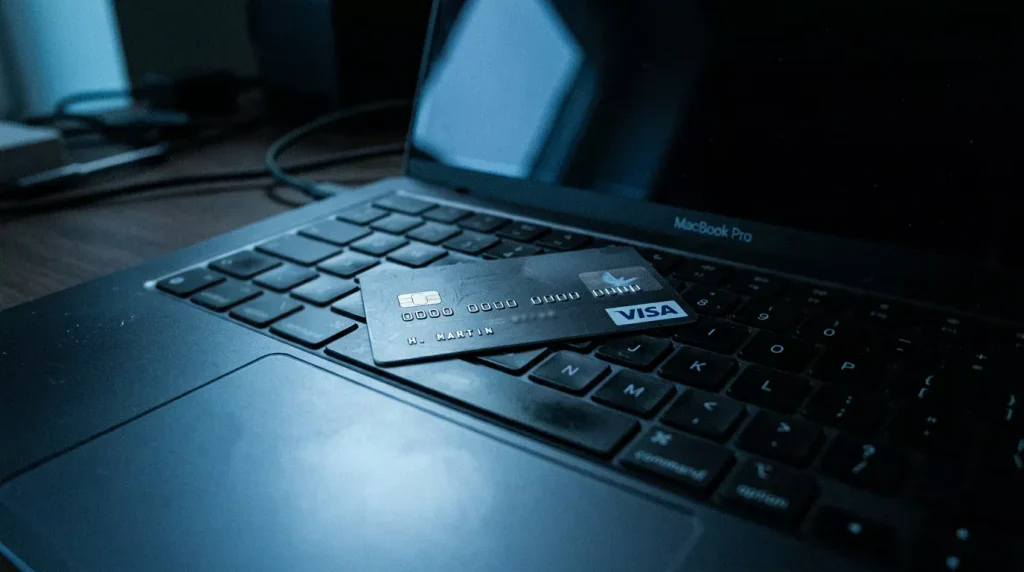 Fraudes par carte bancaire ciblant les parieurs en ligne en France